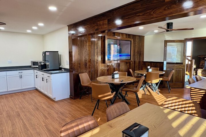 Americas Best Value Inn Wall