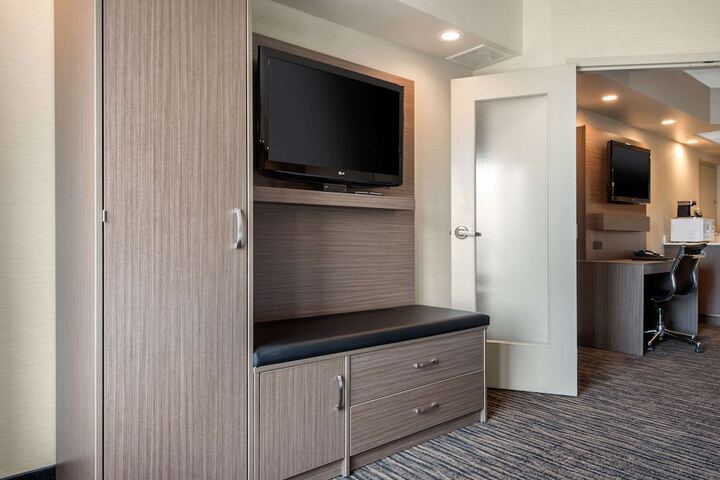 Clarion Hotel & Suites