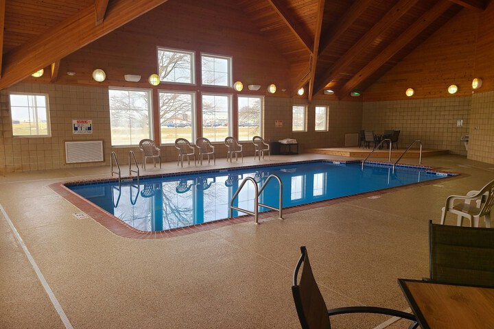 AmericInn by Wyndham Monmouth
