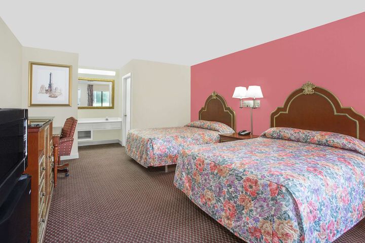 Room 7 of 18