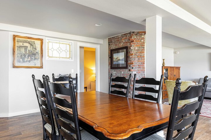 Private Beach Access + Water Views! Sleeps 18 Historic 6bdr Farmhouse w / Deck