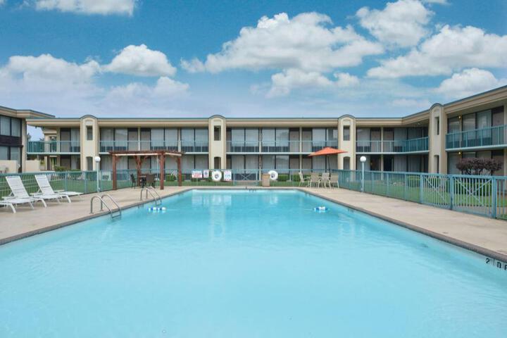 Lamplighter Inn and Suites