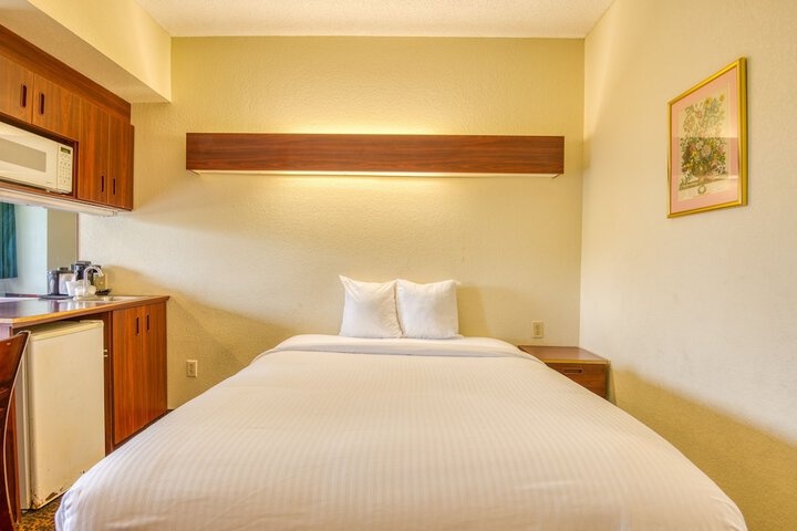 Room 25 of 40