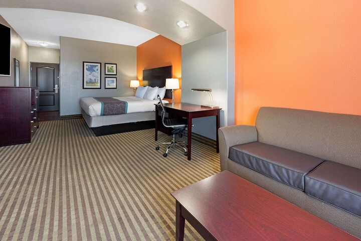 La Quinta Inn & Suites by Wyndham Houston Bush Intl Airpt E