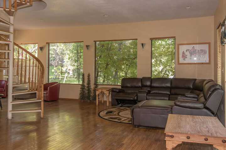 Upper Canyon Inn & Cabins