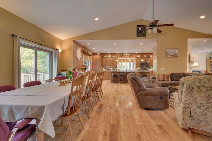 Family-friendly Retreat w / Deck in Cassville!