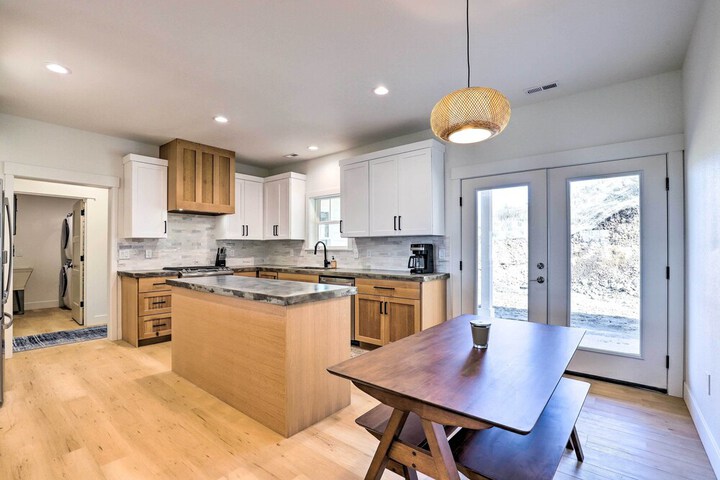 Lake Roosevelt Getaway w / Lake + Mountain Views!