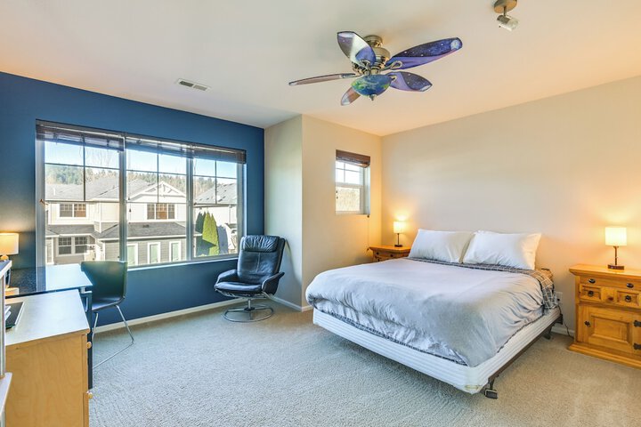 Spacious Kent Home Near Seatac Airport w / Patio