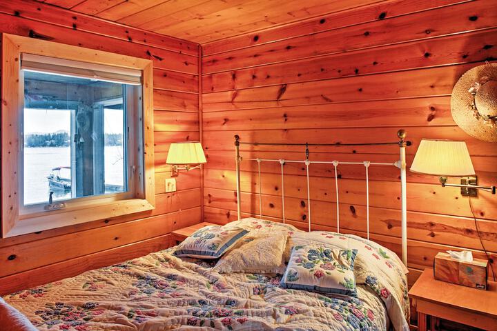 Newport Cabin w / Lakefront Private Porch & Grill!
