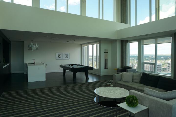 Lounge 22 of 28