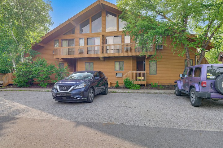 Condo on First Green w / Deck at Schuss Mountain!