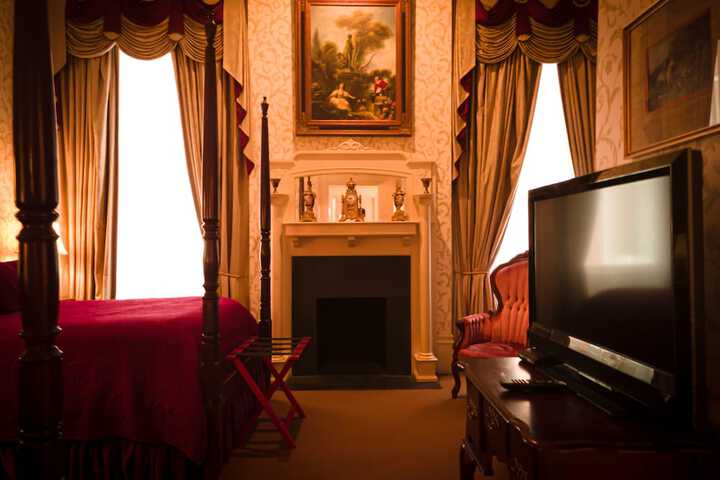 Room 12 of 142