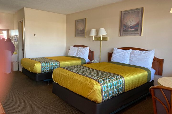 Room 4 of 28