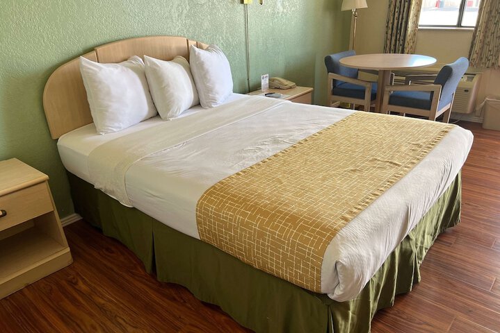 Room 10 of 36
