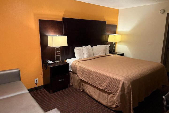 Hollister Inn