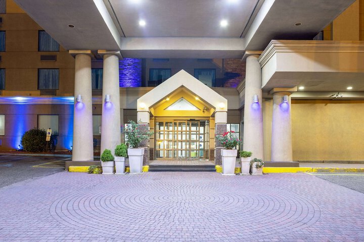 Days Hotel by Wyndham North Bergen / NYC Area