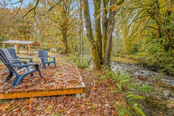 Bright Updated Waterfront Cottage Pets Welcome!