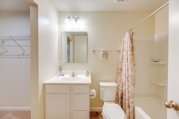 Sunlit Milford Townhome 2 Mi to Riverwalk!