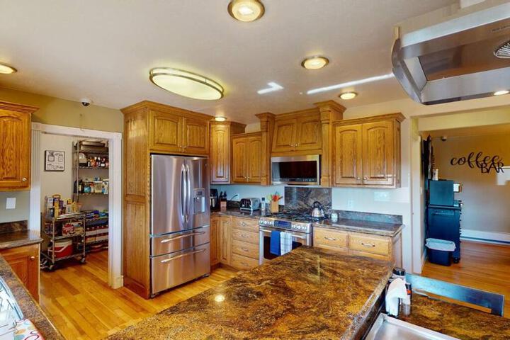 Tacit Shadow Resort Aviator Queen Suite Gym, Coffee Bar, Hot-Tub, Free Laundry, Food Available