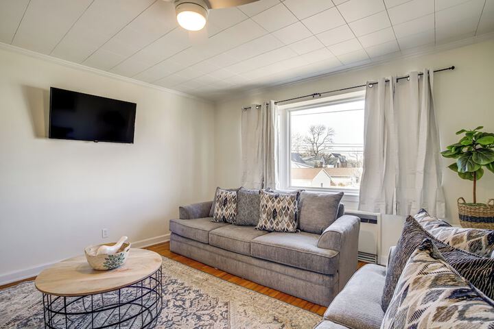 Cambridge Apt in Walkable Neighborhood