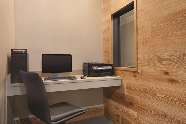 Business Center 18 of 20