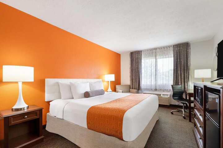 Howard Johnson Hotel & Suites by Wyndham Oacoma