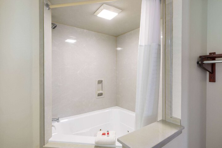 Room 14 of 40