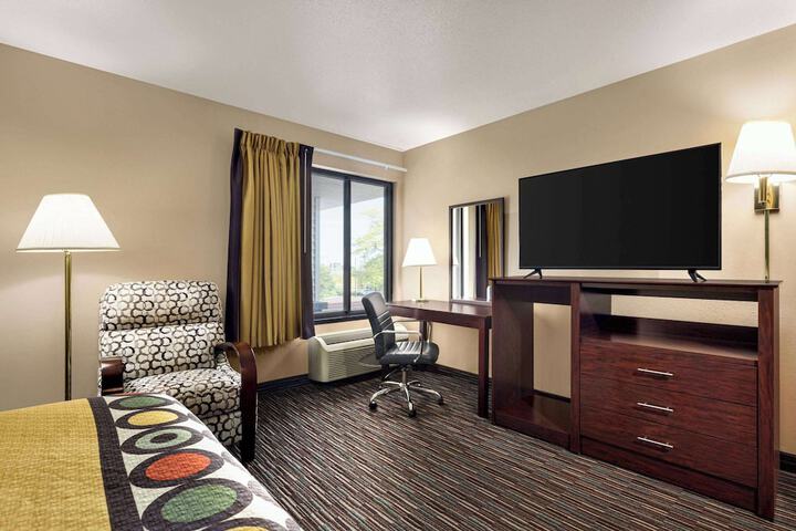 Super 8 by Wyndham Germantown / Milwaukee