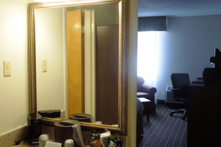 Room 10 of 28