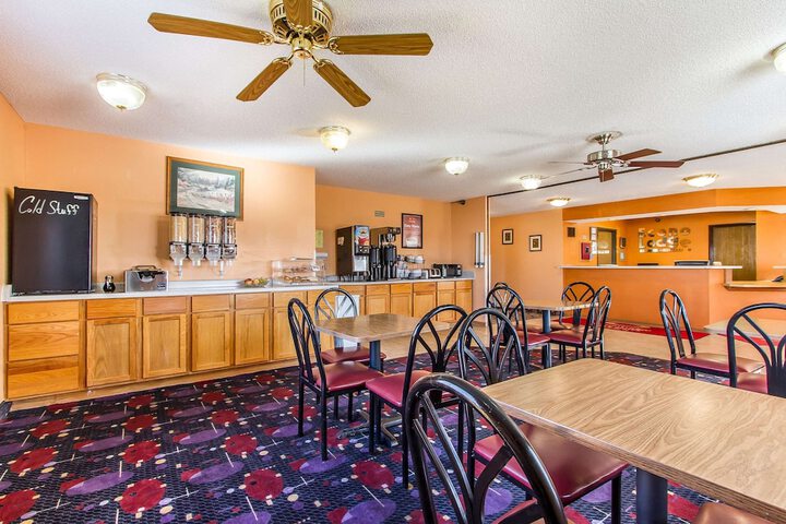 Econo Lodge Inn & Suites Pekin - Peoria Area