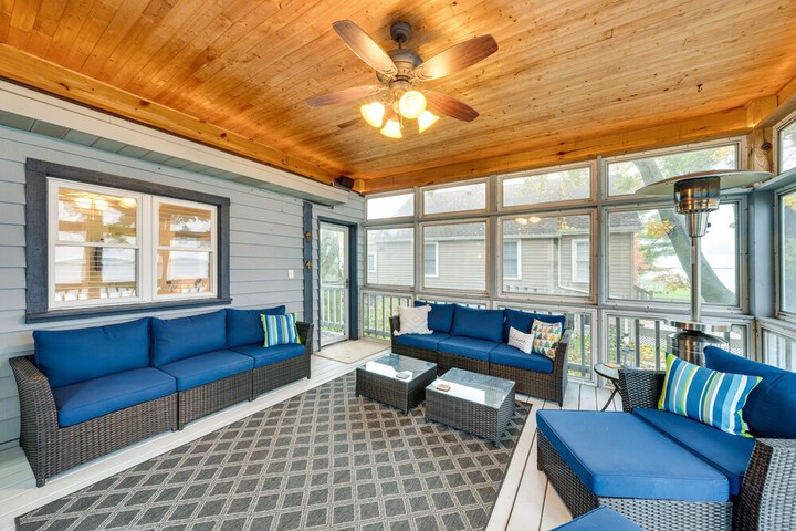Lakefront Edgerton Cottage w / Deck & Grill!