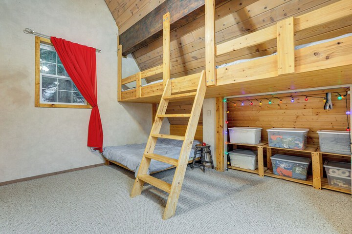 Snoqualmie Pass Cabin w / Deck: Walk to Ski Lift