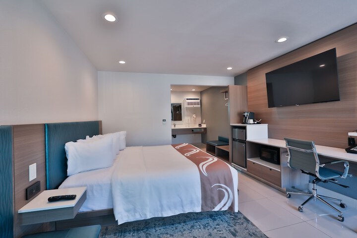 Room 10 of 18
