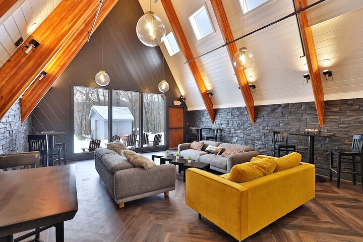 The Birch Ridge: Owners Suite #5 - Queen / sofa Bed Suite in Killington. Hot Tub. Renovated. 1 Bedroom Home