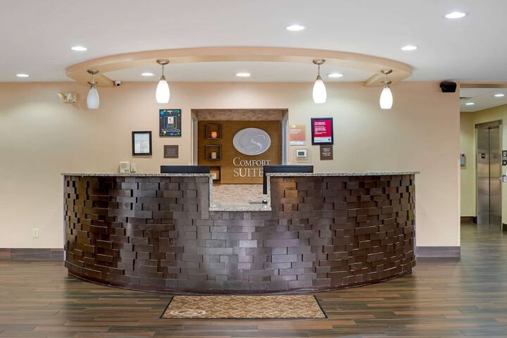 Comfort Suites Fultondale I-65 near I-22