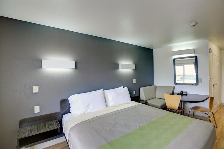 Room 17 of 38