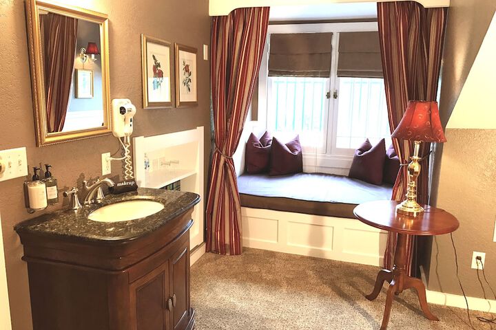 Room 28 of 65