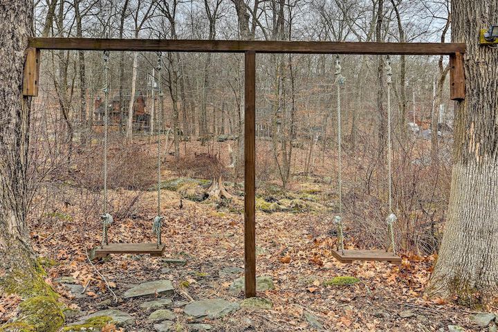 4 Mi to Tubing: Cozy Bushkill Cabin w / Deck!