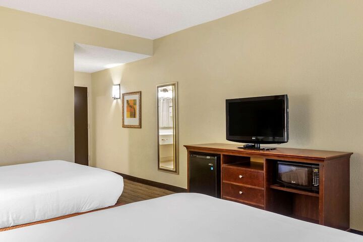 Room 10 of 28