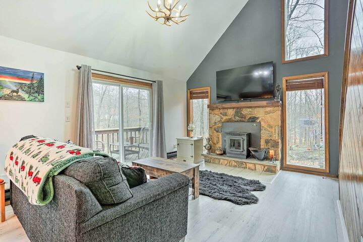 4 Mi to Tubing: Cozy Bushkill Cabin w / Deck!