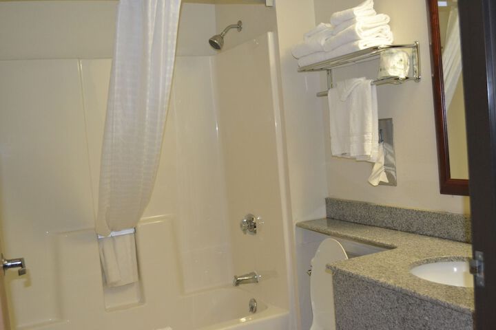 Super 8 by Wyndham Germantown / Milwaukee