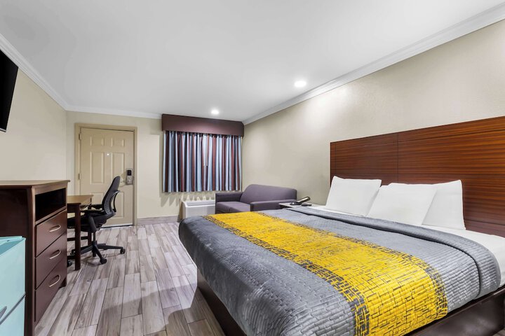 Room 13 of 34