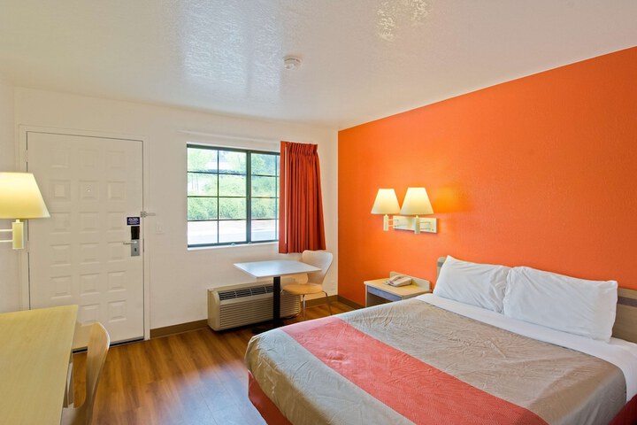 Room 10 of 25