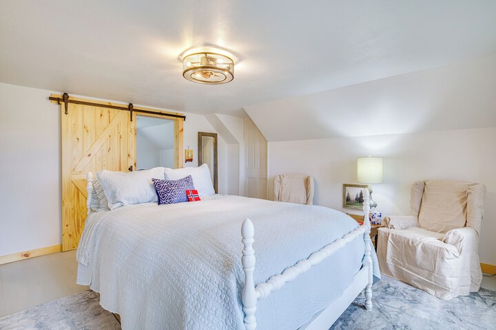 Lovely Rural Hixton Farmhouse w / Porch & Fire Pit!