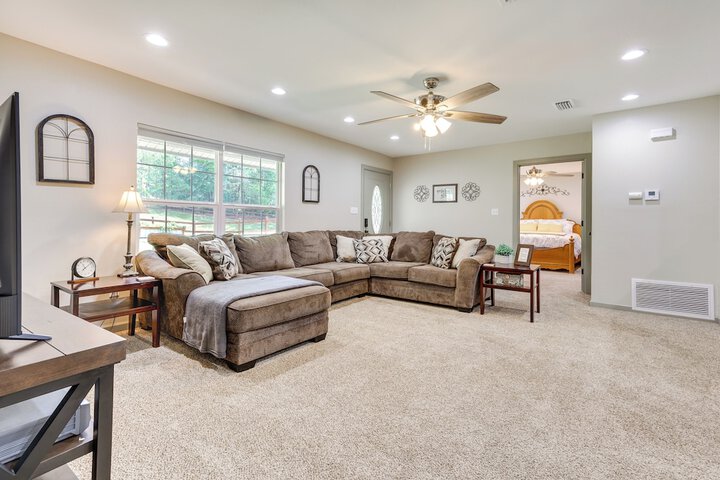 Rural Retreat w / Covered Porch Near Jackson