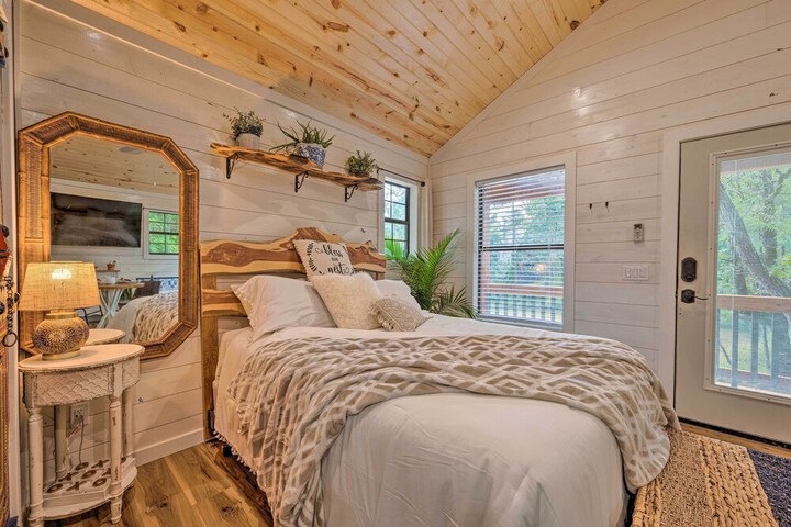 Romantic Broken Bow Cabin w / Jacuzzi & Fire Pit!