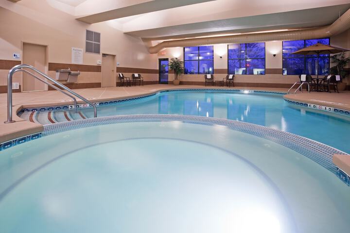 Holiday Inn Express & Suites New Berlin by IHG