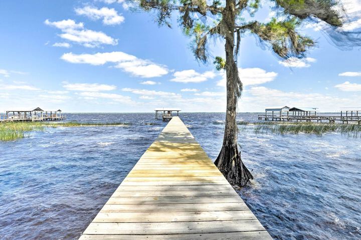 Renovated Crescent Lake Escape w / Waterfront Deck!