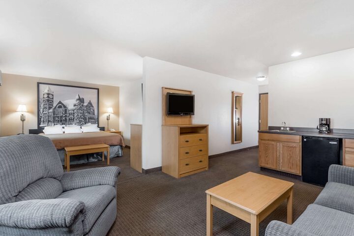 Super 8 by Wyndham Monroe WI