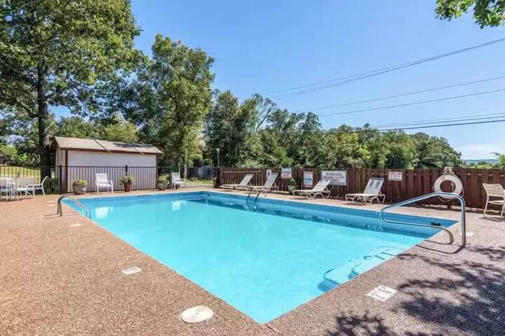Pool 4 of 28